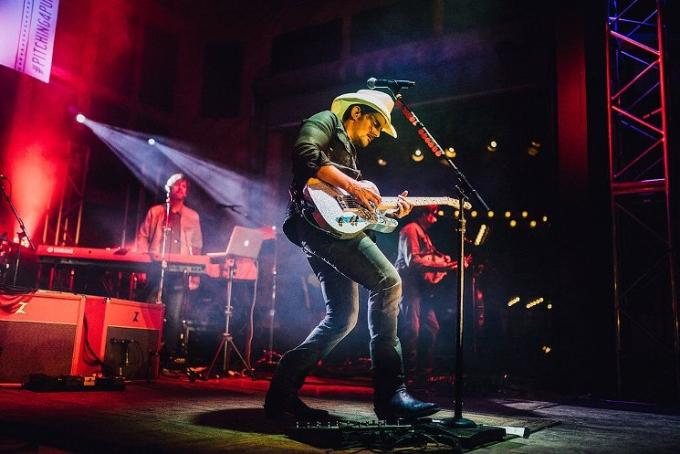 Brad Paisley at Sunlight Supply Amphitheater